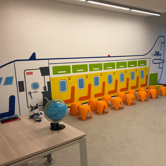 vue de la salle d'atelier, musée aéroscopia. peinture murale d'avion pour activité pédagogique